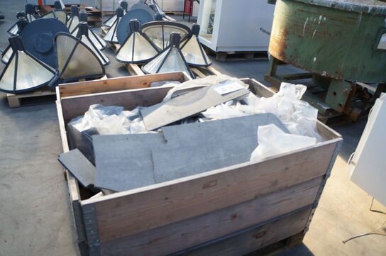 Palle med diverse beskadiget granitelementer