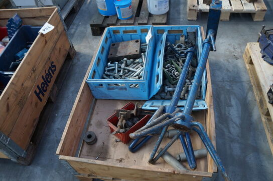 Palle med diverse bolte, dovendrenge, m.v.