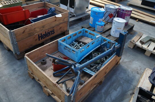 Palle med diverse bolte, dovendrenge, m.v.