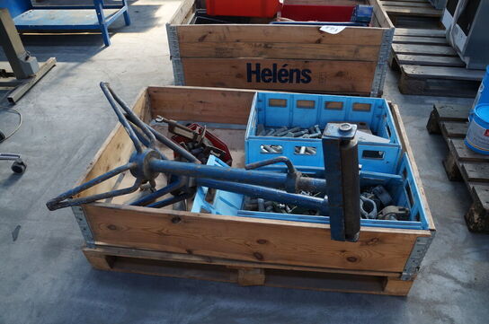 Palle med diverse bolte, dovendrenge, m.v.