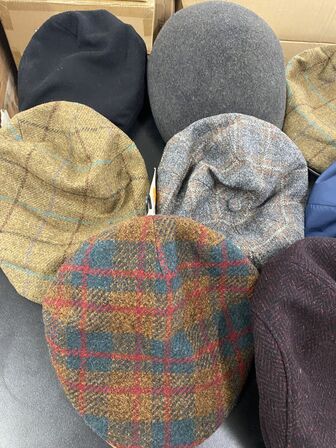 14 stk blandet sixpence og flatcaps kangol Bugatti samlet pris 5700.-