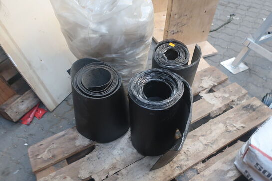 Div. Paller med varelager, tagpap m.m.