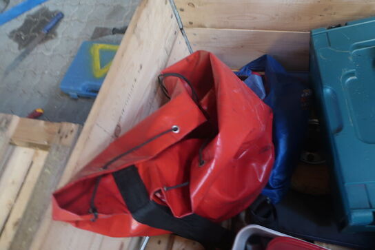 3 stk. paller med div. Pallerammer, værktøj, varelager m.m.