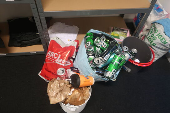 3 fag lagerreoler med div. Arbejdstøj m.m.