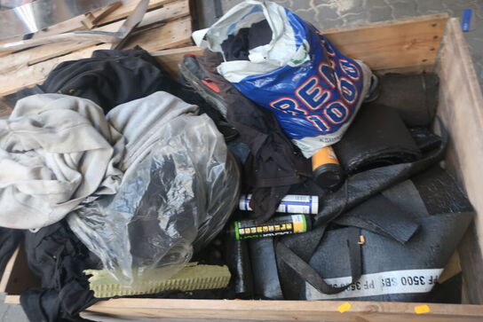 Div. Paller med varelager, tagpap m.m.