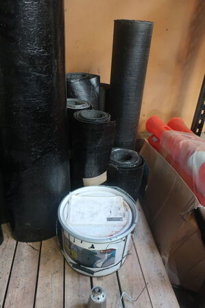 Palle med div. Tagpap samt rullebuk