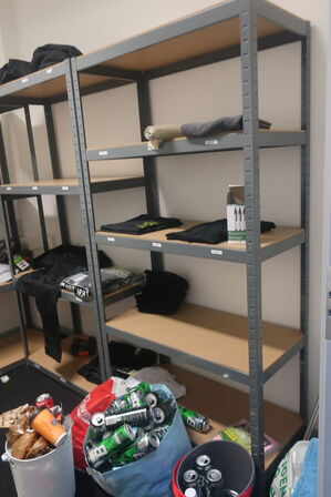 3 fag lagerreoler med div. Arbejdstøj m.m.