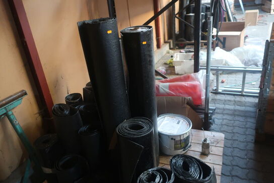 Palle med div. Tagpap samt rullebuk