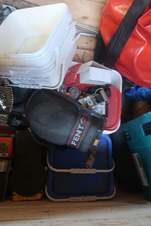 3 stk. paller med div. Pallerammer, værktøj, varelager m.m.