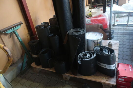 Palle med div. Tagpap samt rullebuk