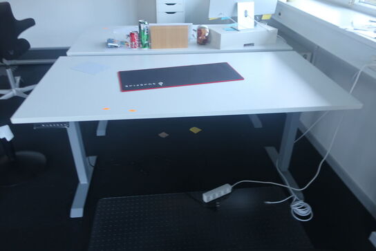 El. hæve/sænke skrivebord samt kontorstol