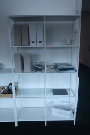 Reolsortiment med indhold