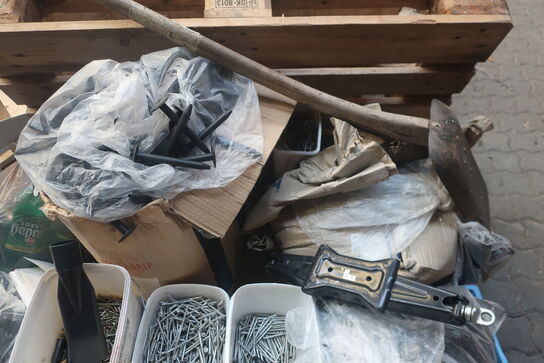 Div. Paller med varelager, tagpap m.m.