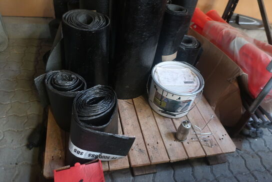 Palle med div. Tagpap samt rullebuk