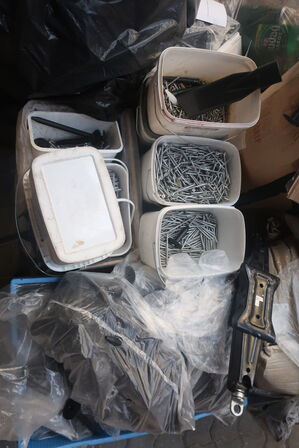 Div. Paller med varelager, tagpap m.m.