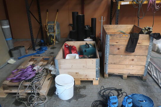 3 stk. paller med div. Pallerammer, værktøj, varelager m.m.