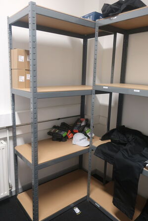 3 fag lagerreoler med div. Arbejdstøj m.m.