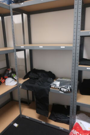 3 fag lagerreoler med div. Arbejdstøj m.m.