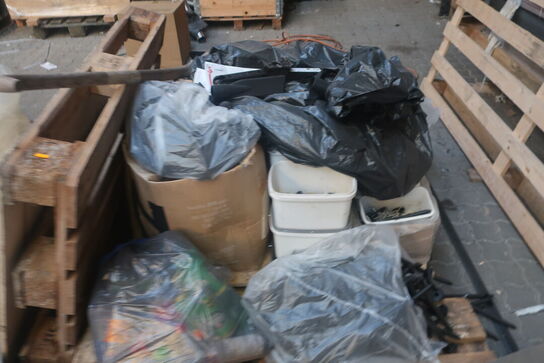 Div. Paller med varelager, tagpap m.m.