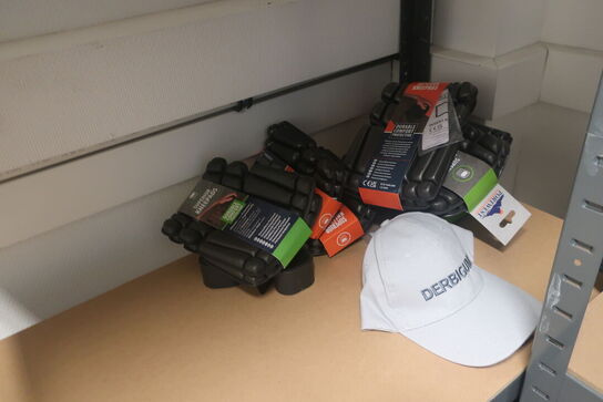 3 fag lagerreoler med div. Arbejdstøj m.m.