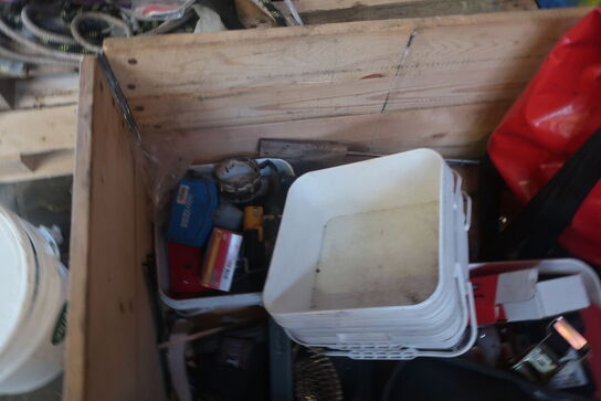 3 stk. paller med div. Pallerammer, værktøj, varelager m.m.