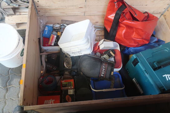 3 stk. paller med div. Pallerammer, værktøj, varelager m.m.