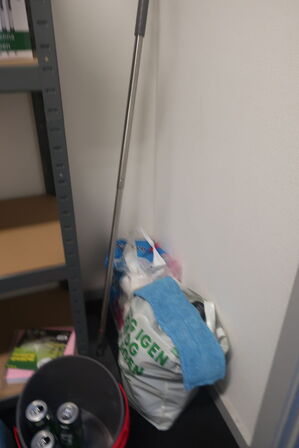 3 fag lagerreoler med div. Arbejdstøj m.m.