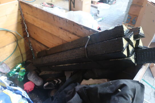 3 stk. paller med div. Pallerammer, værktøj, varelager m.m.