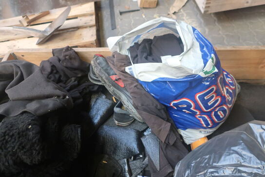 Div. Paller med varelager, tagpap m.m.