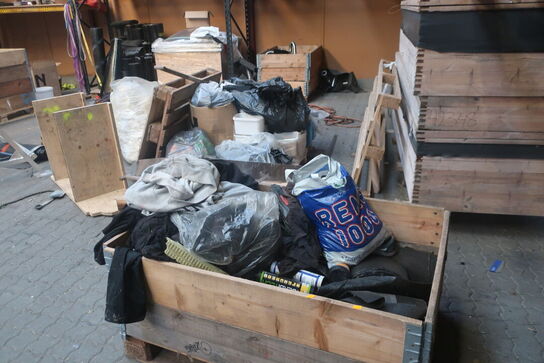 Div. Paller med varelager, tagpap m.m.