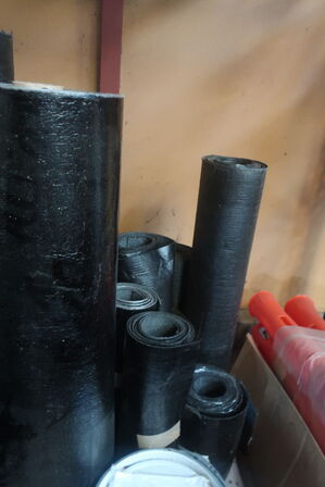 Palle med div. Tagpap samt rullebuk