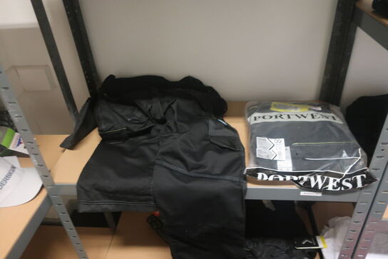 3 fag lagerreoler med div. Arbejdstøj m.m.