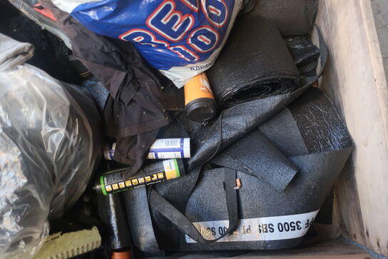 Div. Paller med varelager, tagpap m.m.