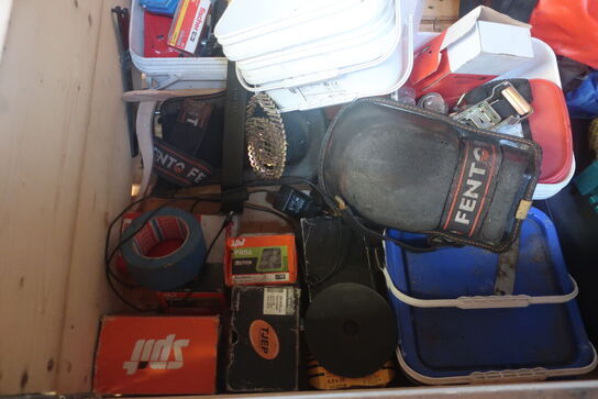 3 stk. paller med div. Pallerammer, værktøj, varelager m.m.