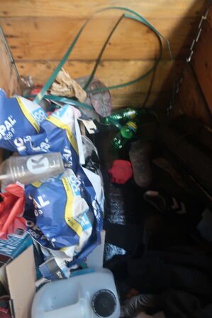 3 stk. paller med div. Pallerammer, værktøj, varelager m.m.