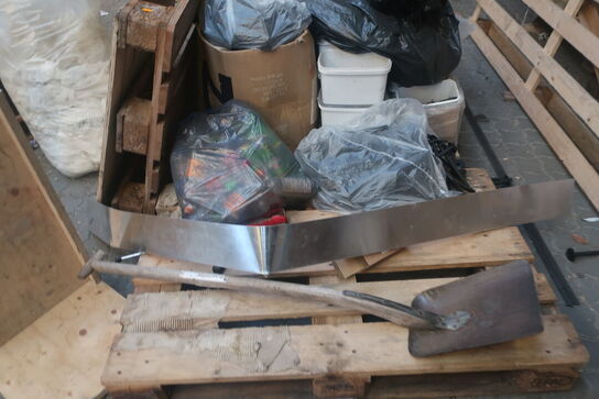 Div. Paller med varelager, tagpap m.m.