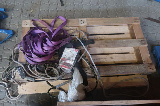 3 stk. paller med div. Pallerammer, værktøj, varelager m.m.