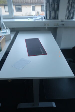 El. hæve/sænke skrivebord samt kontorstol