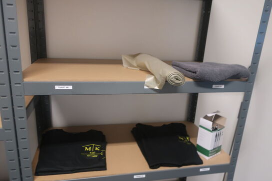 3 fag lagerreoler med div. Arbejdstøj m.m.