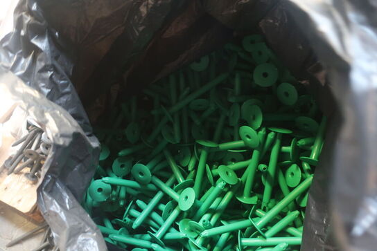 Div. Paller med varelager, tagpap m.m.