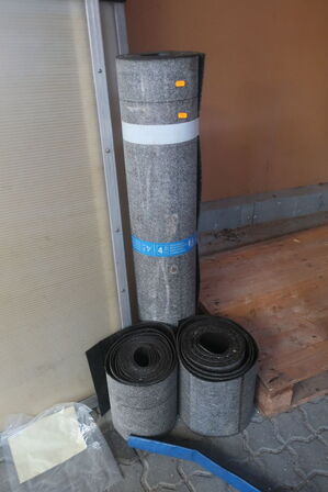 Palle med div. Tagpap samt rullebuk