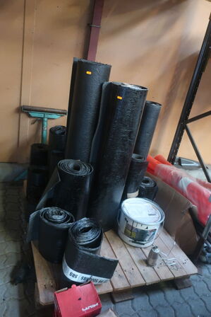 Palle med div. Tagpap samt rullebuk