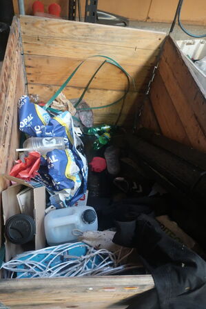 3 stk. paller med div. Pallerammer, værktøj, varelager m.m.