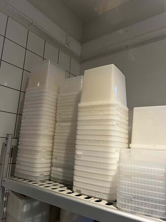 Ca. 130 kondibøtter med låg