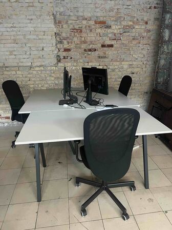 Skrivebord og stol (1 sæt)