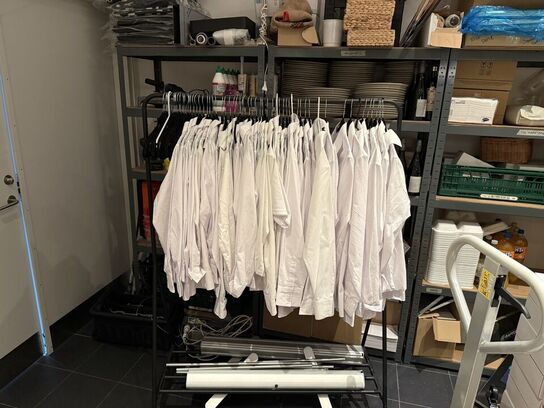 Ca. 50 stk. Tjenerskjorter med og uden logo