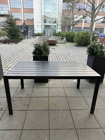 7 stk. udendørsborde og 45 stole