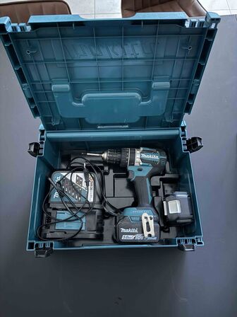 Boremaskine MAKITA med oplader