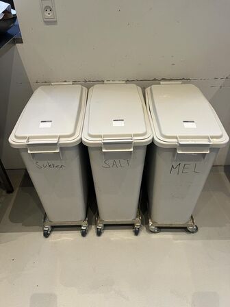 3 stk. Spande på hjul