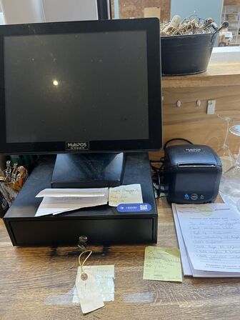 Kasseapperat med skuffe og printer